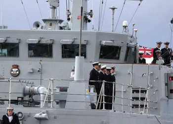 اصطدام سفينتين حربيتين بريطانيتين في البحرين