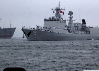 قوات صينية ترافق سفينة أمريكية عبر مضيق تايوان