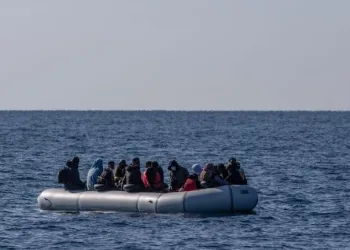 قبرص تنقذ عشرات السوريين على متن قارب خشبي