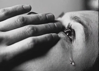 فائدة الدموع للعين.. وكيف تساهم في تخفيف الألم والتوتر؟