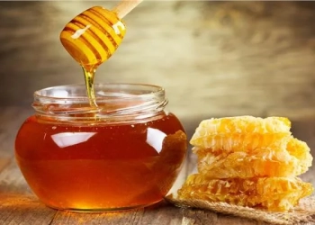 هل يُعتبر العسل بديلًا صحيًا للسكر؟