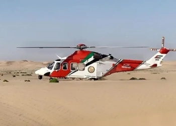 إنقاذ شخصين تعرضا لحادث في صحراء العين