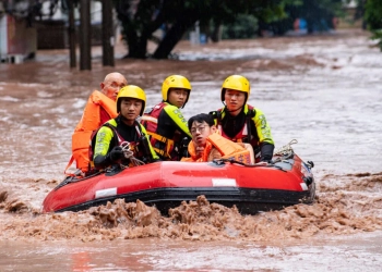 19 قتيلًا وإجلاء 70 ألفًا جراء فيضانات وانهيارات أرضية في إندونيسيا