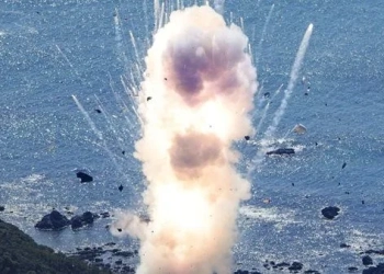 انفجار صاروخ كايروس الياباني بعد ثوانٍ من إطلاقه