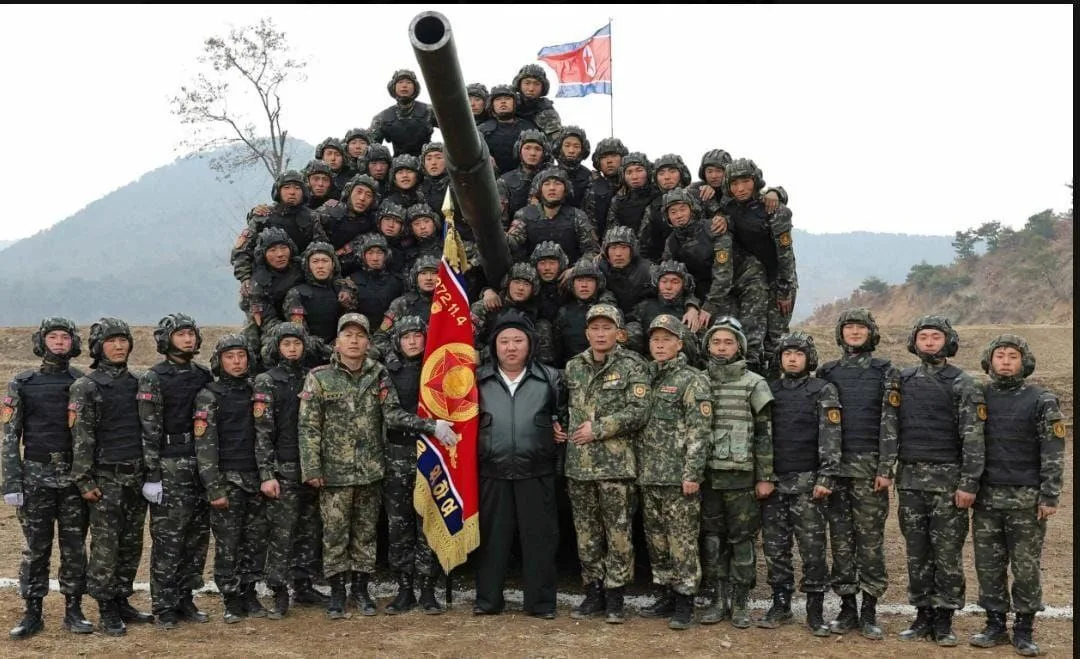 زعيم كوريا الشمالية يقود دبابة قتالية جديدة