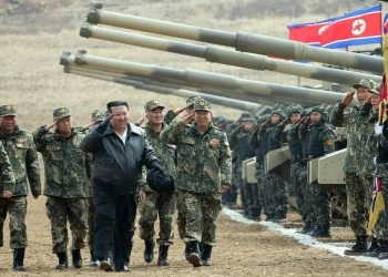 زعيم كوريا الشمالية يقود دبابة قتالية جديدة