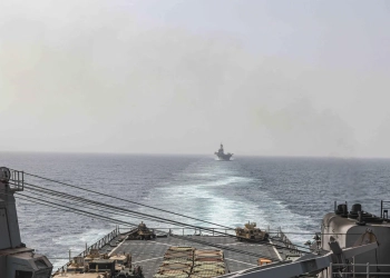 مواجهات متصاعدة في البحر الأحمر بين الحوثيين والقوات البحرية الأمريكية والبريطانية