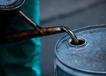النفط يهبط من أعلى مستوى له منذ نوفمبر