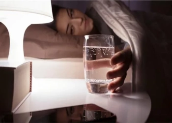 أضرار الإفراط في شرب الماء قبل النوم
