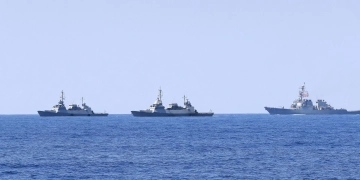 سفينتان حربيتان روسيتان تدخلان مياه البحر الأحمر