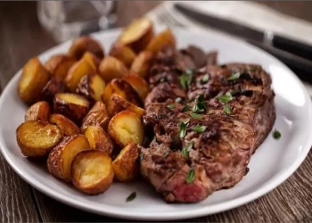 هل تناول اللحم مع البطاطس يرهق المعدة؟