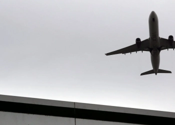 إلغاء وتأجيل رحلات جوية في مطارات بريطانيا وأيرلندا