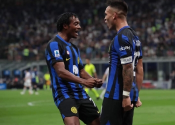 MILAN, ITALY - SEPTEMBER 03: Lautaro Martinez of FC Internazionale celebrates with teammate Juan Cuadrado after scoring the team's fourth goal during the Serie A TIM match between FC Internazionale and ACF Fiorentina at Stadio Giuseppe Meazza on September 03, 2023 in Milan, Italy. (Photo by Emilio Andreoli - Inter/Inter via Getty Images)