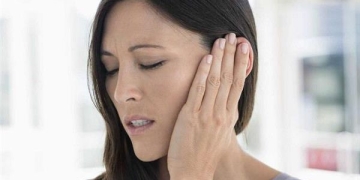 ما هي العوامل الرئيسية المسببة لطنين الأذن؟