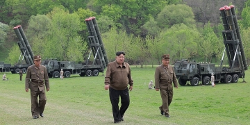 الزعيم الكوري الشمالي يشرف على مناورة تحاكي هجوما نوويا مضادا